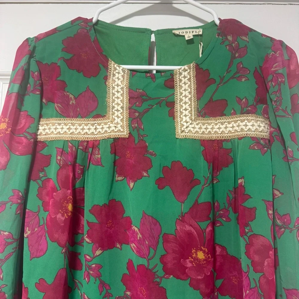 JODIFL Vibrant Floral Blouse with Lace Detail - Picture 2 of 8